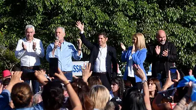 Kicillof se pone la campaña de Massa al hombro con una mateada en La Plata Kicillof se pone la campaña de Massa al hombro con una mateada en La Plata