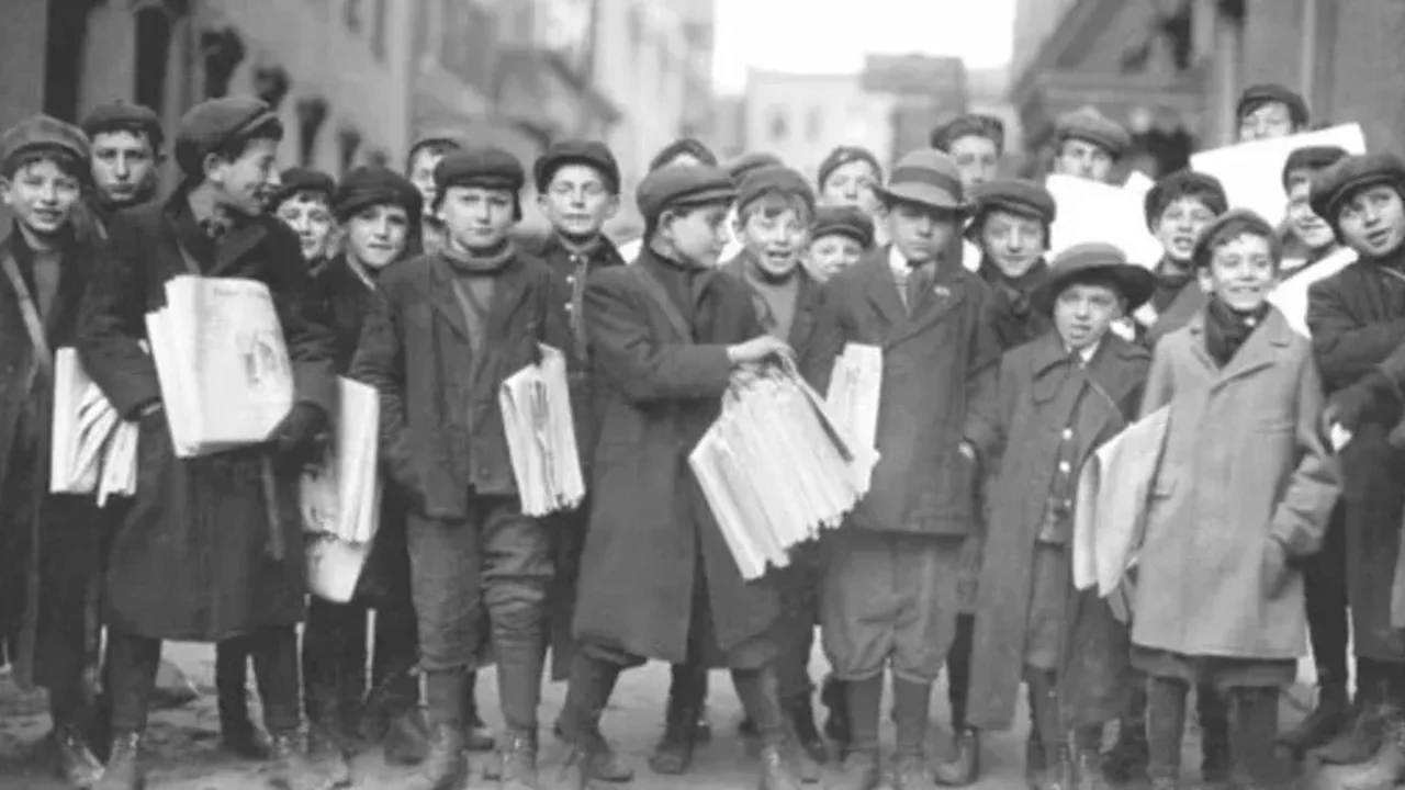 Fotografía de niños que trabajaban de canillitas cuando no estaban del todo reguladas las leyes laborales con respecto a los menores