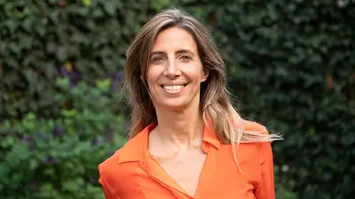 La periodista Luciana Geuna posando para una producción La periodista Luciana Geuna posando para una producción