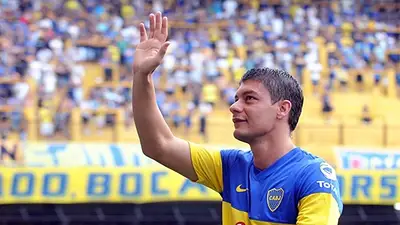 El jugador histórico de Boca, Sebastián Battaglia, saludando en la bombonera El jugador histórico de Boca, Sebastián Battaglia, saludando en la bombonera