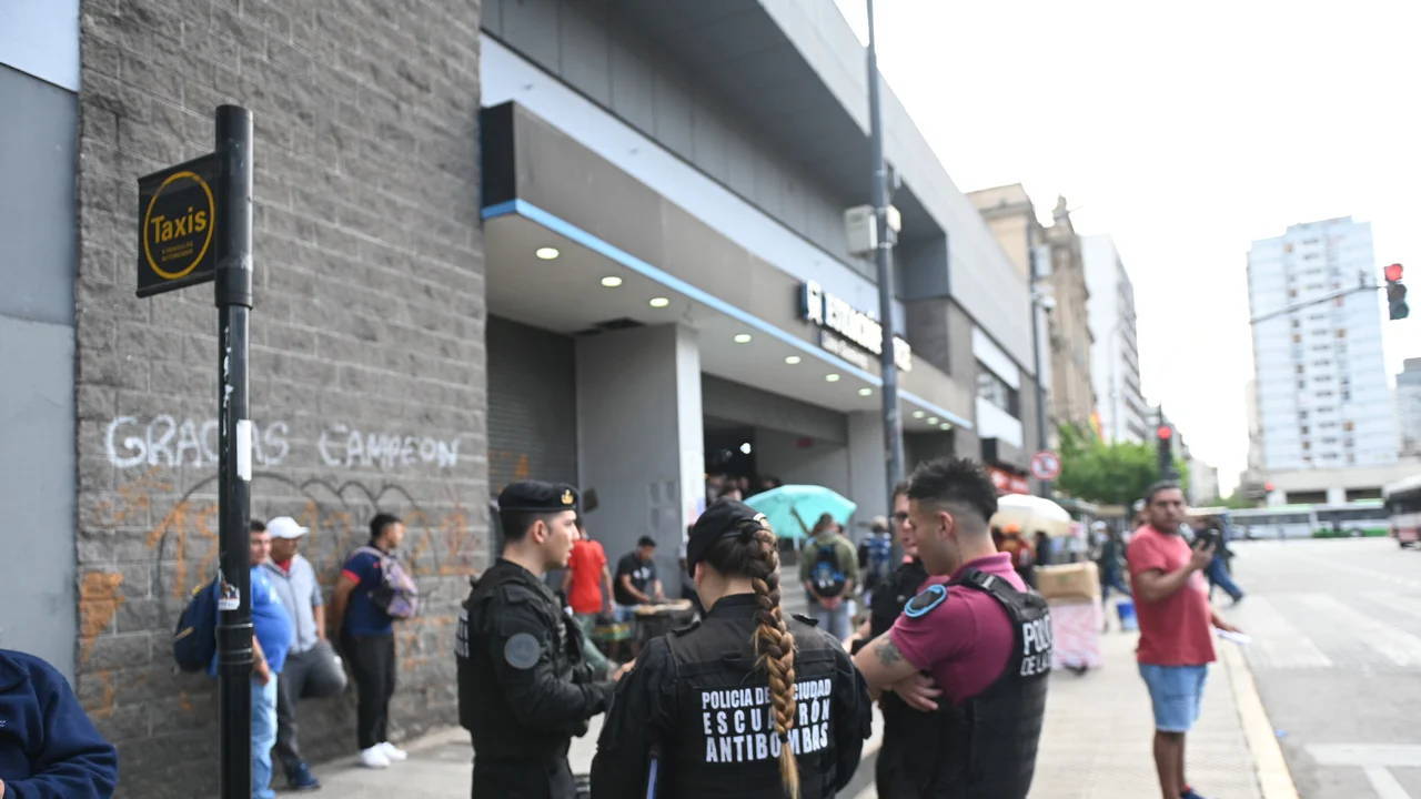 Amenaza de bomba en línea Sarmiento y Roca. Se vio afectado el servicio.