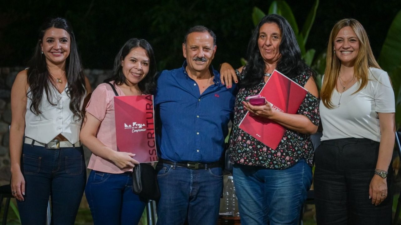 Quintela entregó más escrituras a familias riojanas y aseguró que el Estado debe estar presente "para transformar la vida de la gente"
