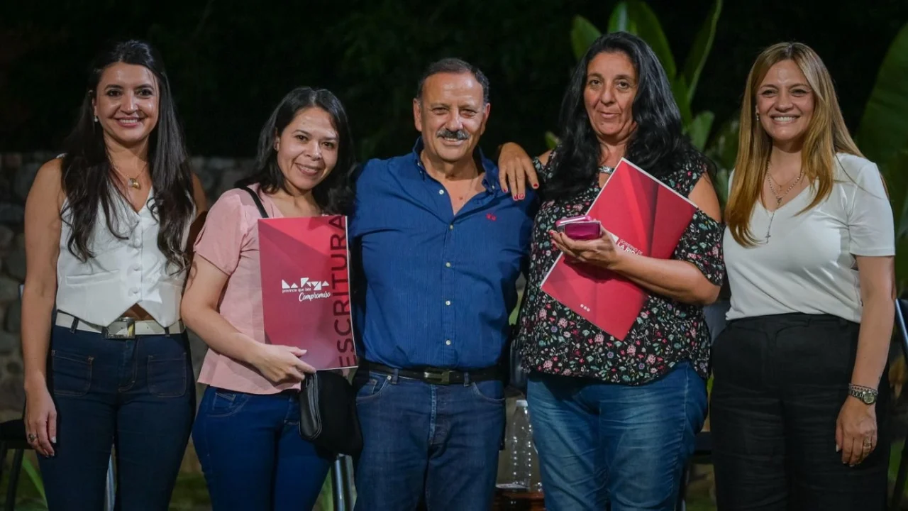 Quintela entregó más escrituras a familias riojanas y aseguró que el Estado debe estar presente "para transformar la vida de la gente"