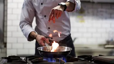 Cocinero de casa particular realizando su labor Cocinero de casa particular realizando su labor
