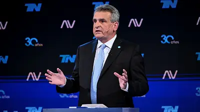De cara a las elecciones 2023, Rossi cuestionó el negacionismo de Milei: "Usó el mismo discurso que Massera" De cara a las elecciones 2023, Rossi cuestionó el negacionismo de Milei: "Usó el mismo discurso que Massera"