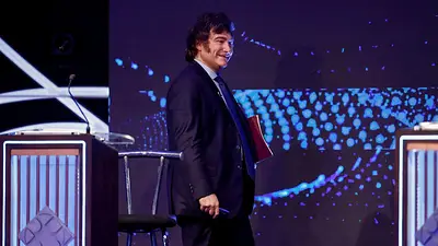 Elecciones 2023: cruces entre los equipos de Sergio Massa y Javier MIlei a horas del debate presidencial Elecciones 2023: cruces entre los equipos de Sergio Massa y Javier MIlei a horas del debate presidencial