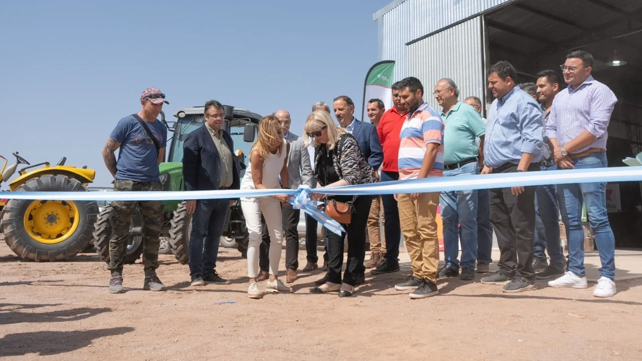 Con el objetivo de impulsar la productividad, Quintela inauguró un nuevo galpón de empaque para la cooperativa COFRULAR