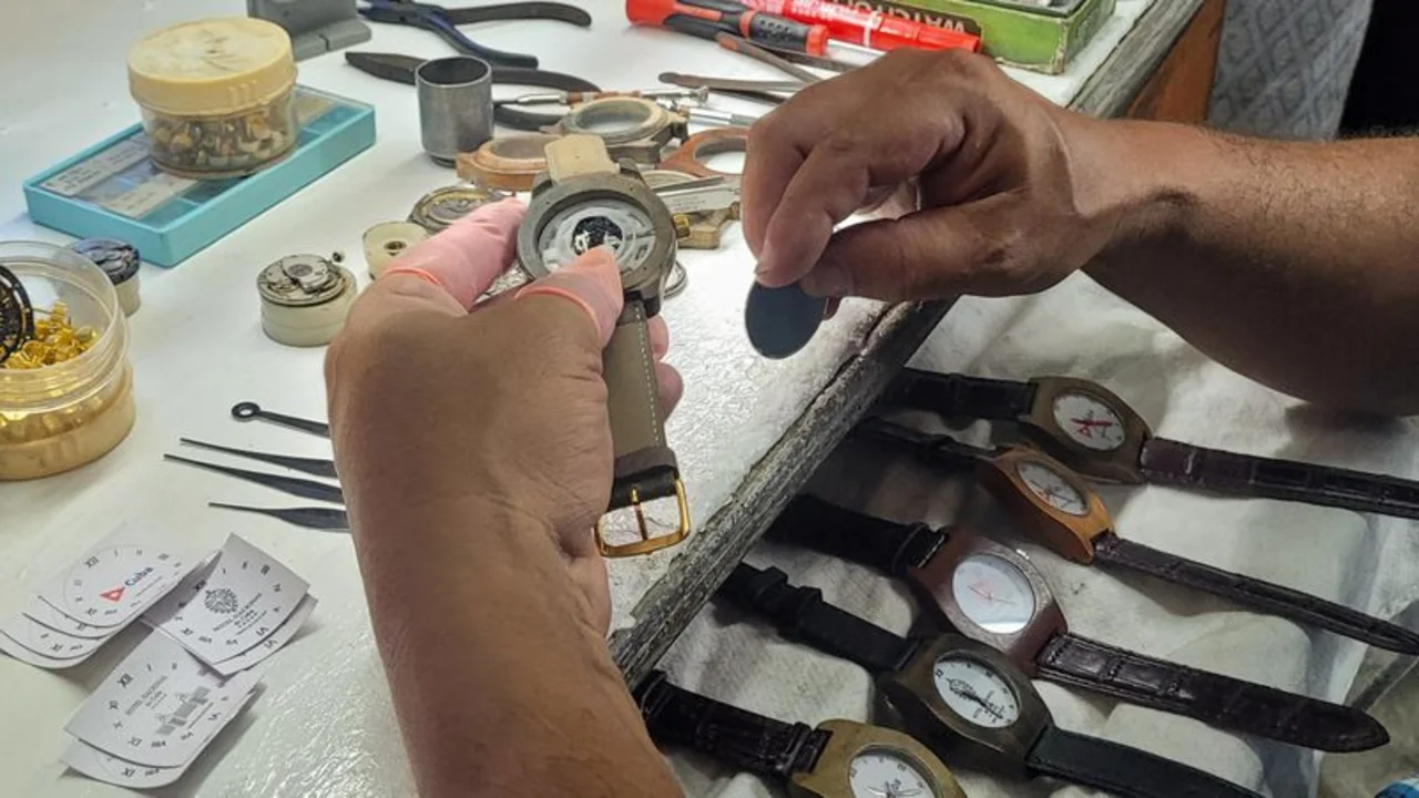 Empresa privada busca ganar espacio en mercado de relojes "Hecho en Cuba"