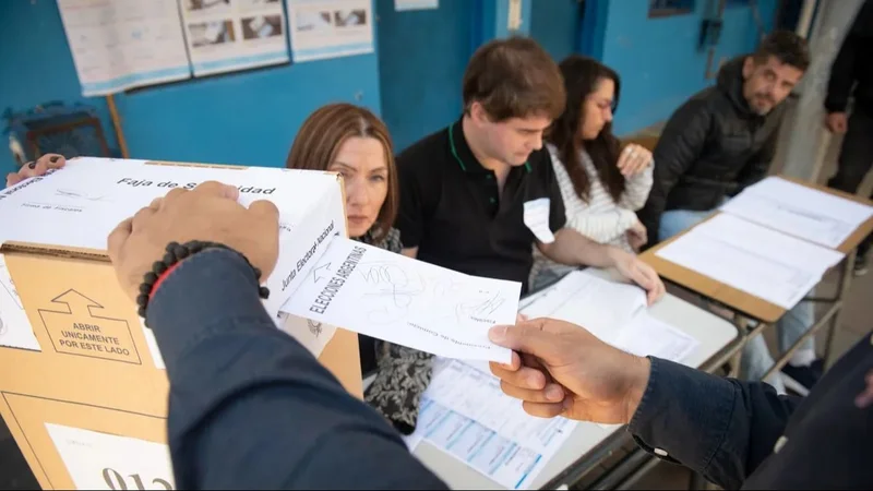 Ciudadano ejerciendo su derecho al voto 