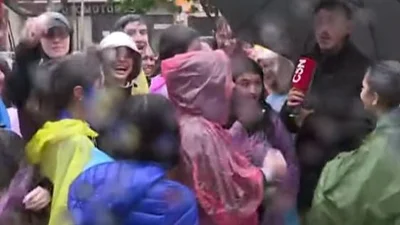 "El que no salta, votó a Milei", el cantito de las fans de Taylor Swift después de que se suspendiera el show "El que no salta, votó a Milei", el cantito de las fans de Taylor Swift después de que se suspendiera el show