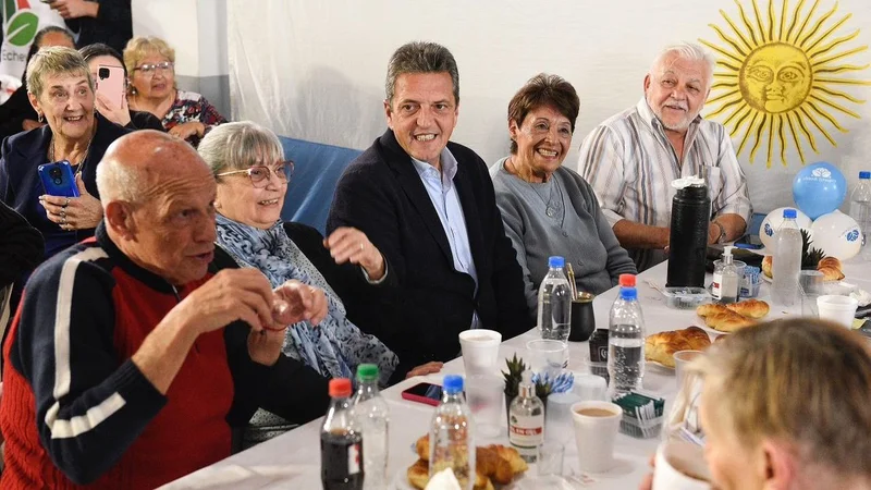 Para Sergio Massa, en el balotaje con Milei "se define el sistema jubilatorio de los argentinos"
