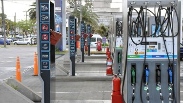 Bolsillos vacíos: el salario privado alcanza para 12 tanques de nafta menos desde que gobierna Milei