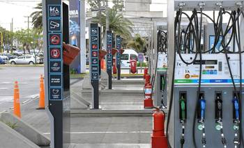 Bolsillos vacíos: el salario rinde 12 tanques de nafta menos desde que asumió Milei | Crisis económica