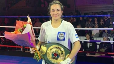 Una boxeadora argentina hizo historia en Francia y se consagró campeona del mundo