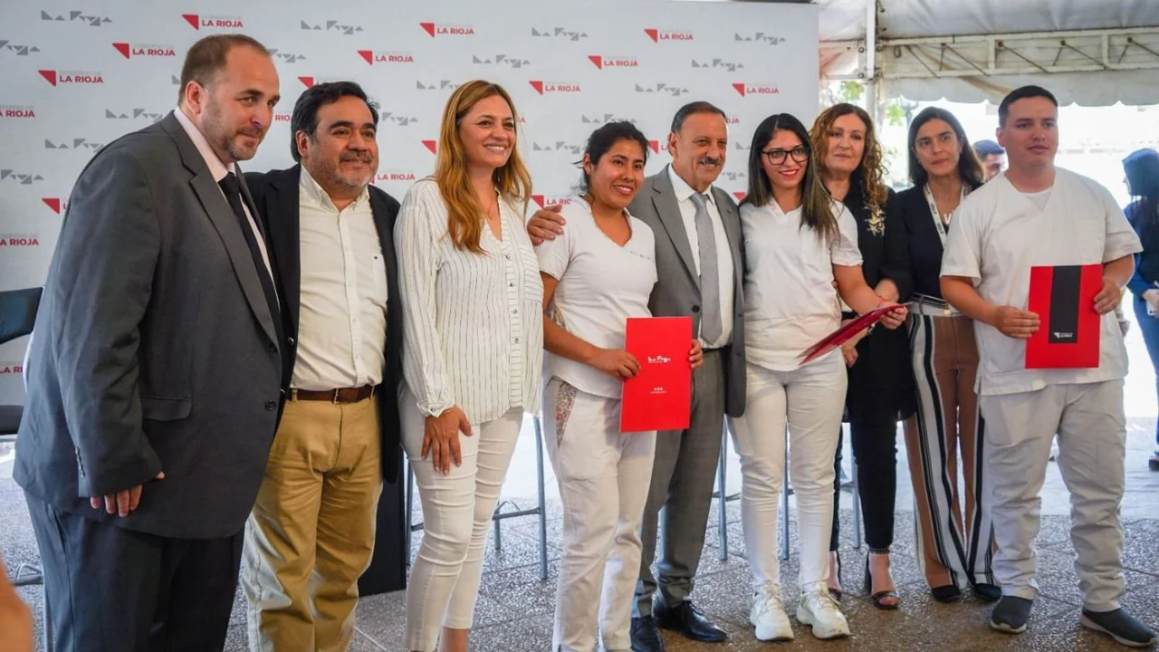 Ricardo Quintela entregó 234 decretos de pase a planta a trabajadores de la salud