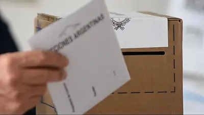 Ciudadano ejerciendo su derecho a la votación Ciudadano ejerciendo su derecho a la votación