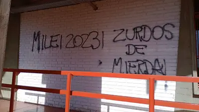 Seguidores de Milei pintan amenazas en la Universidad de Cuyo: "Parásitos" Seguidores de Milei pintan amenazas en la Universidad de Cuyo: "Parásitos"