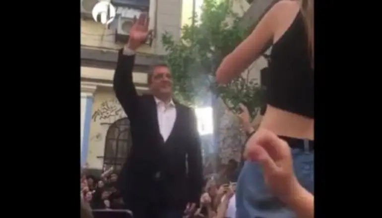 Elecciones 2023: Massa cerró la campaña emocionado y rodeado de jóvenes en una escuela porteña