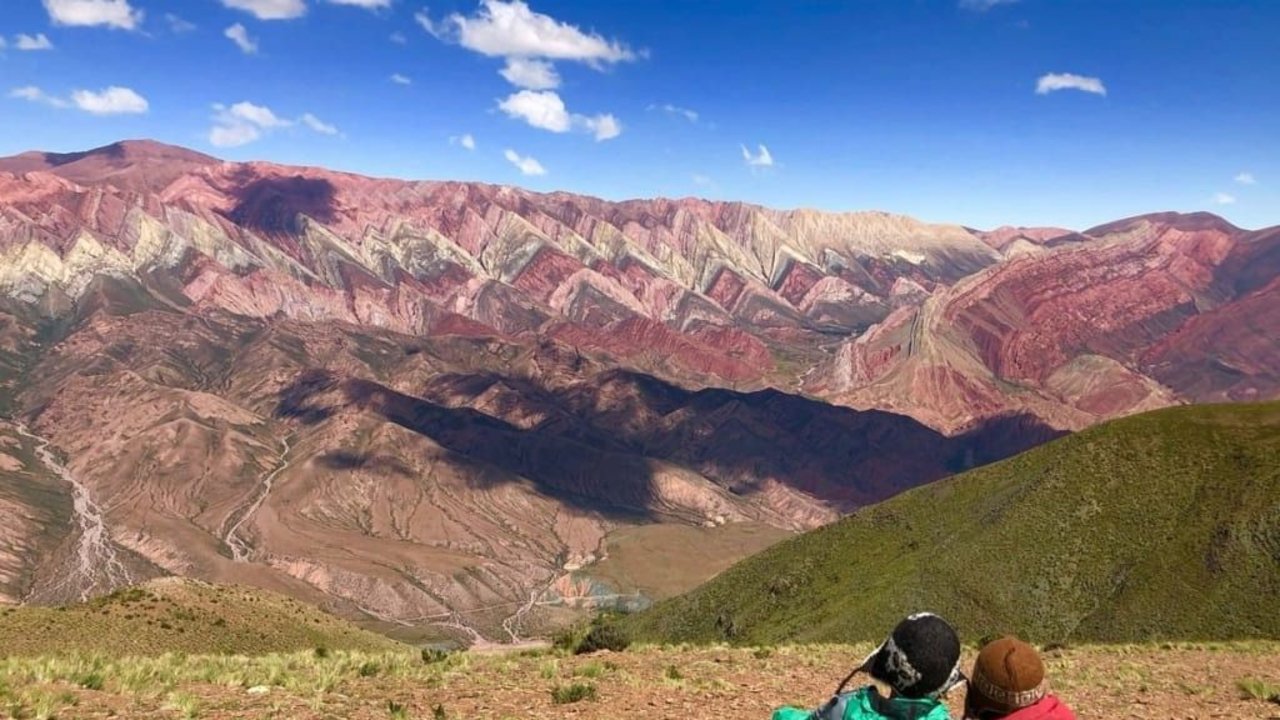 Pareja disfrutando del paisaje del norte 