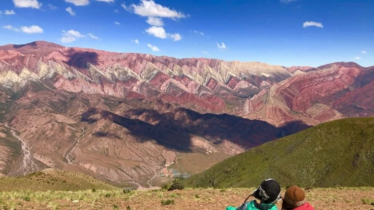 Pareja disfrutando del paisaje del norte 