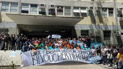 Universidades de todo el país se manifestaron en defensa de la educación pública: "Milei no" Universidades de todo el país se manifestaron en defensa de la educación pública: "Milei no"