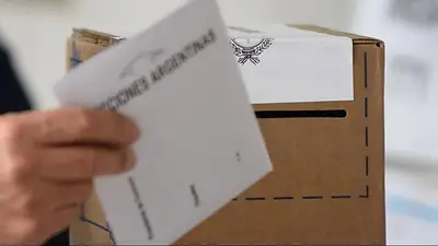 Ciudadano ejerciendo su derecho al voto en una urna Ciudadano ejerciendo su derecho al voto en una urna