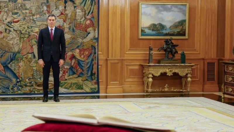 Pedro Sánchez, tras prometer su cargo de presidente del Gobierno ante el rey Felipe VI, este viernes. BALLESTEROS (POOL)
