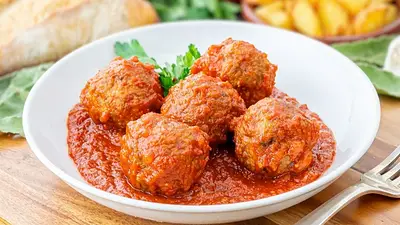 Plato de albóndigas con salsa de tomate Plato de albóndigas con salsa de tomate