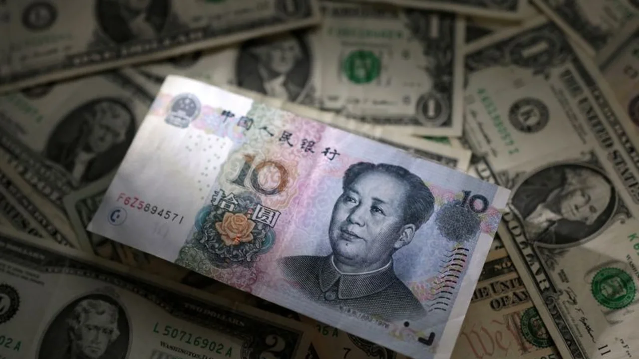 Bancos estatales chinos son vistos intercambiando y vendiendo dólares por yuanes -fuentes
