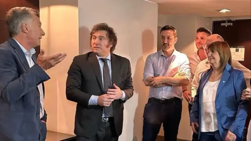 La conversación de Macri y Milei que definió todo, el antagonismo de Kicillof, el guiño del Papa a la CGT y  una nueva definición de Cristina