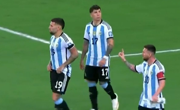 Messi Y Toda La Selección Argentina Se Fueron De La Cancha Por La Paliza A Los Hinchas El Destape 5929