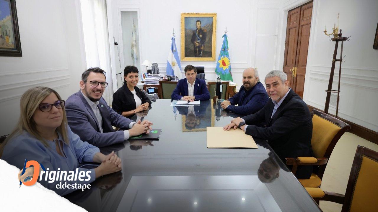 Mientras Milei habla de ajuste, Kicillof firmó convenios con distritos del conurbano