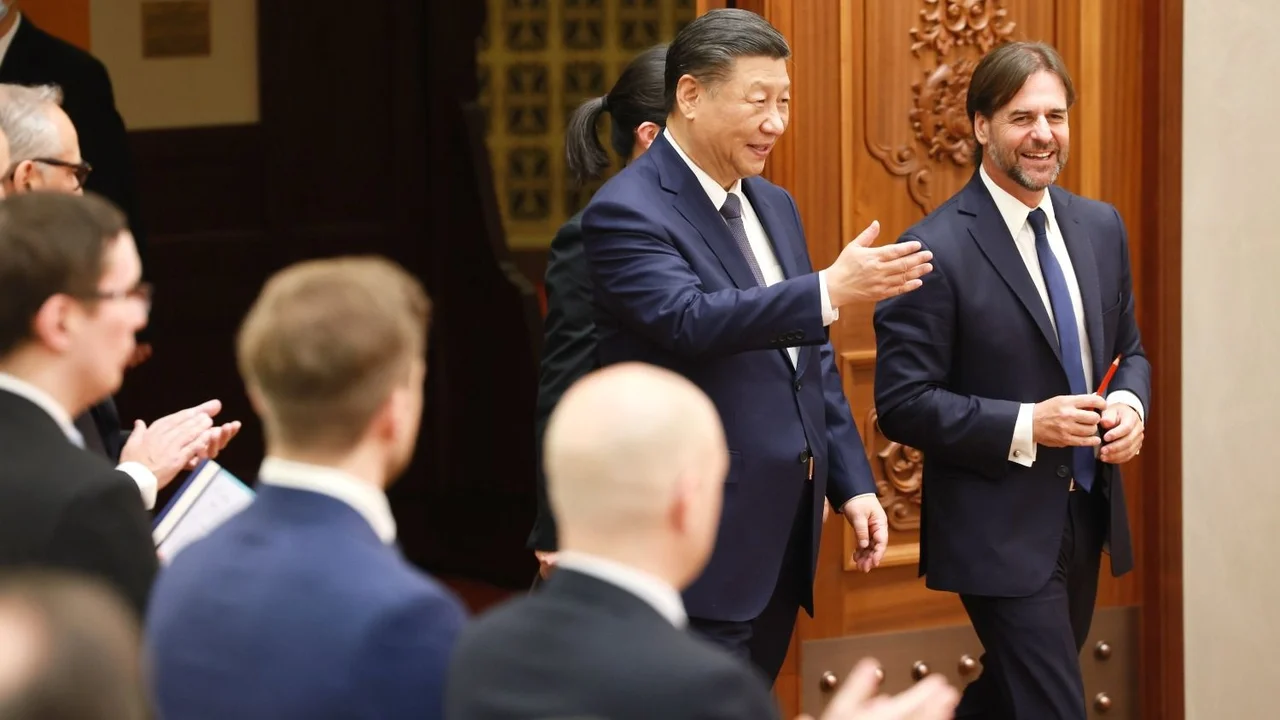 Lacalle Pou y Xi acuerdan en China elevar su relación a nivel "estratégico-integral"