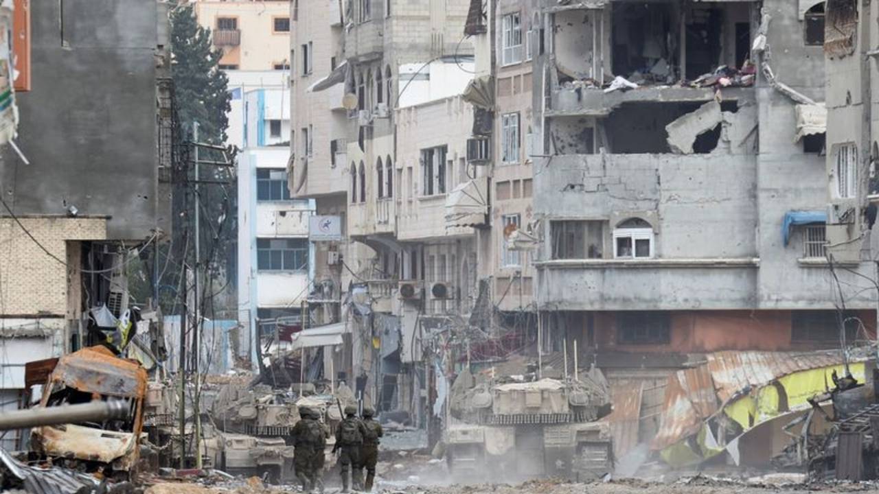Denuncian 27 muertos tras un ataque a una escuela en Gaza