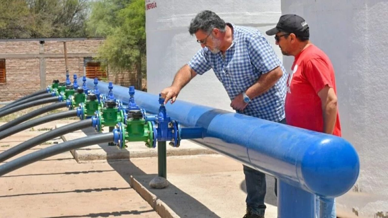 En medio de la sequía, la provincia del norte que trabaja para acercar agua a los vecinos