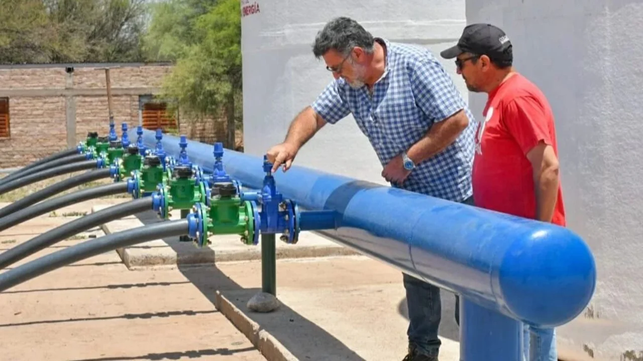 En medio de la sequía, la provincia del norte que trabaja para acercar agua a los vecinos