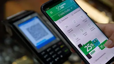 Usuaria utilizando la Cuenta DNI del Banco Provincia Usuaria utilizando la Cuenta DNI del Banco Provincia