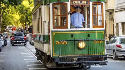 Fotografía del tranvía que circula los fines de semana por Buenos Aires Fotografía del tranvía que circula los fines de semana por Buenos Aires