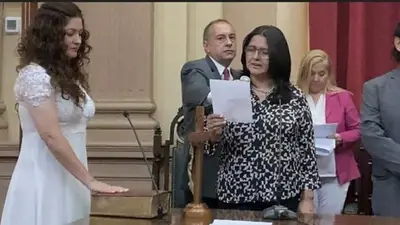 Es diputada, hizo su juramento para asumir y sorprendió con su insólito look. Es diputada, hizo su juramento para asumir y sorprendió con su insólito look.