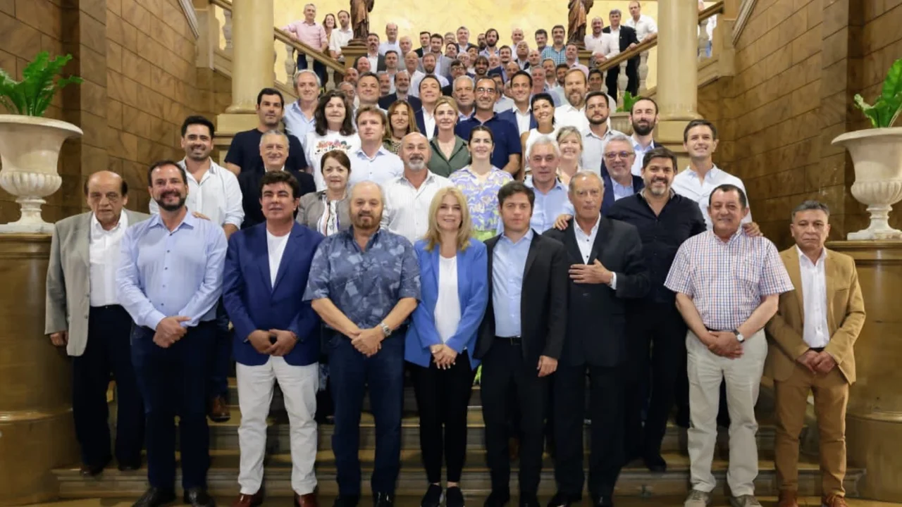 Kicillof reunió a 80 intendentes: el plan de contingencia por Milei, las obras públicas y el pago del aguinaldo