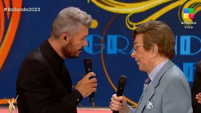 Apareció Silvio Soldán en el Bailando y amenazó con quitarle el puesto a Tinelli. Apareció Silvio Soldán en el Bailando y amenazó con quitarle el puesto a Tinelli.