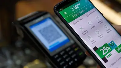 Usuaria utilizando la Cuenta DNI del Banco Provincia Usuaria utilizando la Cuenta DNI del Banco Provincia
