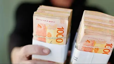 Dinero, pesos Dinero, pesos