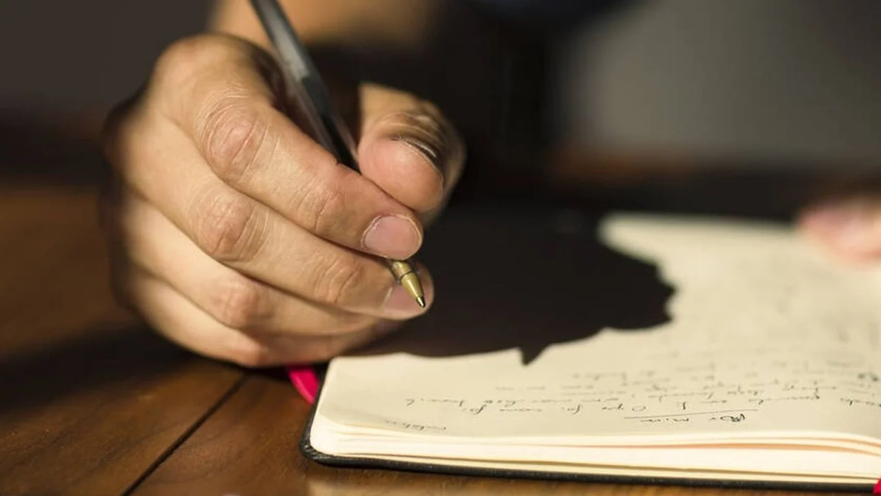 Una mano escribiendo