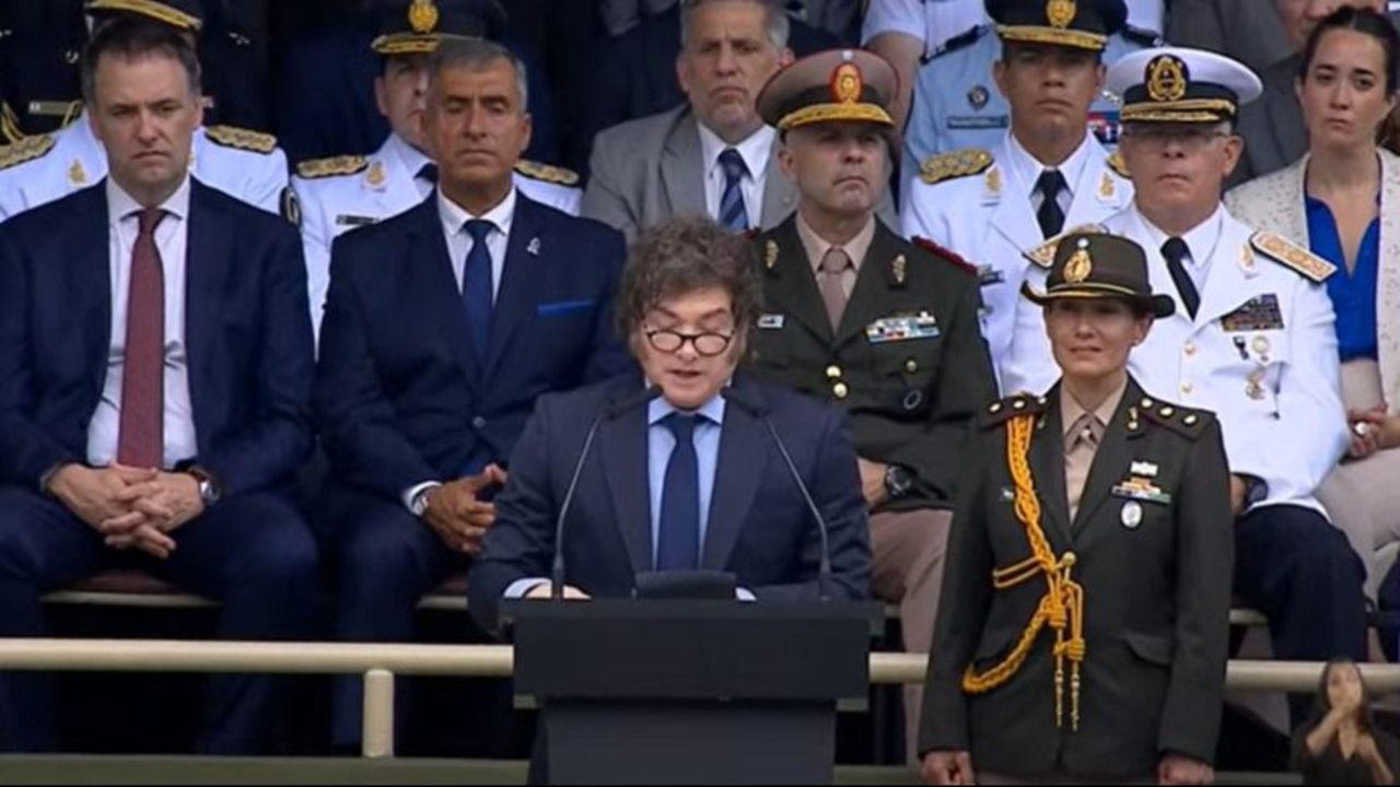 Junto a autoridades de la PFA, Milei atacó a las universidades: "Penetración de izquierda"