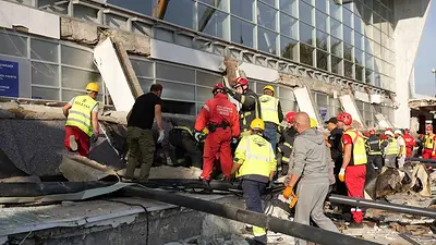 Mueren 11 personas por el derrumbe del tejado de una estación de tren en Serbia Mueren 11 personas por el derrumbe del tejado de una estación de tren en Serbia
