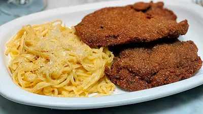 Milanesas con fideos. Milanesas con fideos.