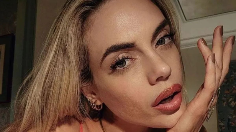 Quién es el hombre con el que vieron a Emilia Attias agarrada de la mano en un boliche 