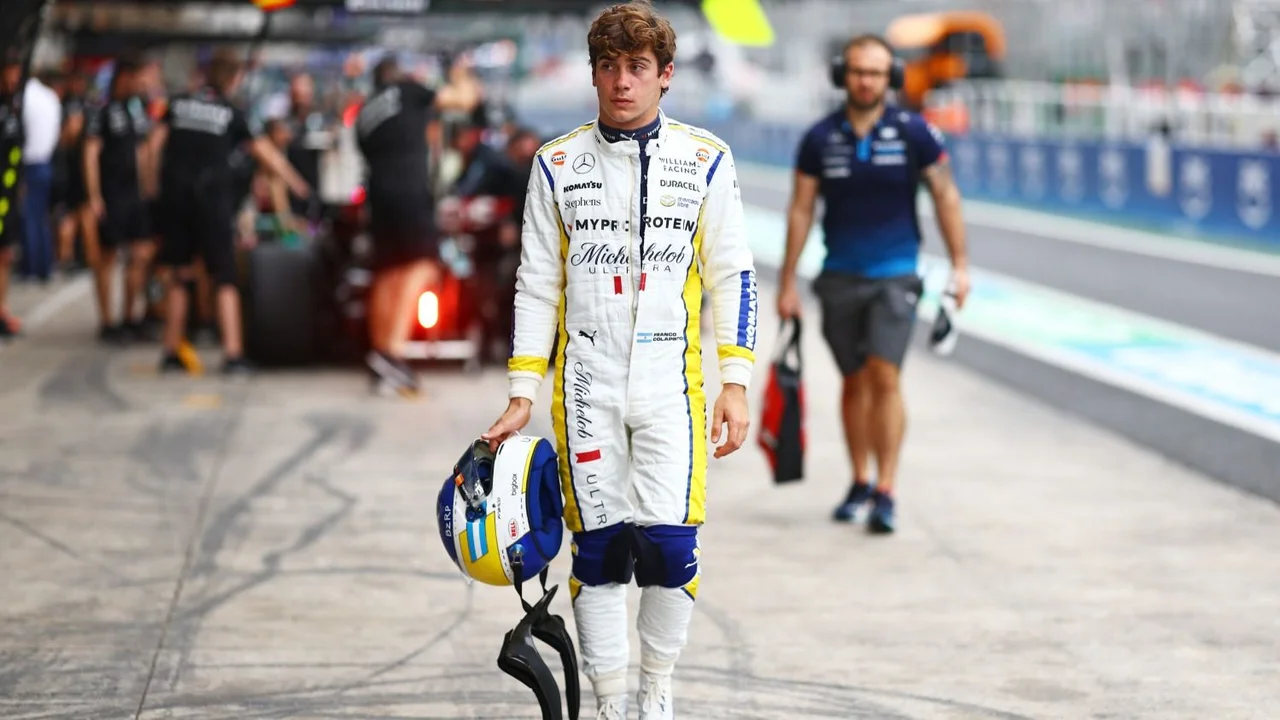 Franco Colapinto caminando por el paddock del GP de Brasil tras su abandono.