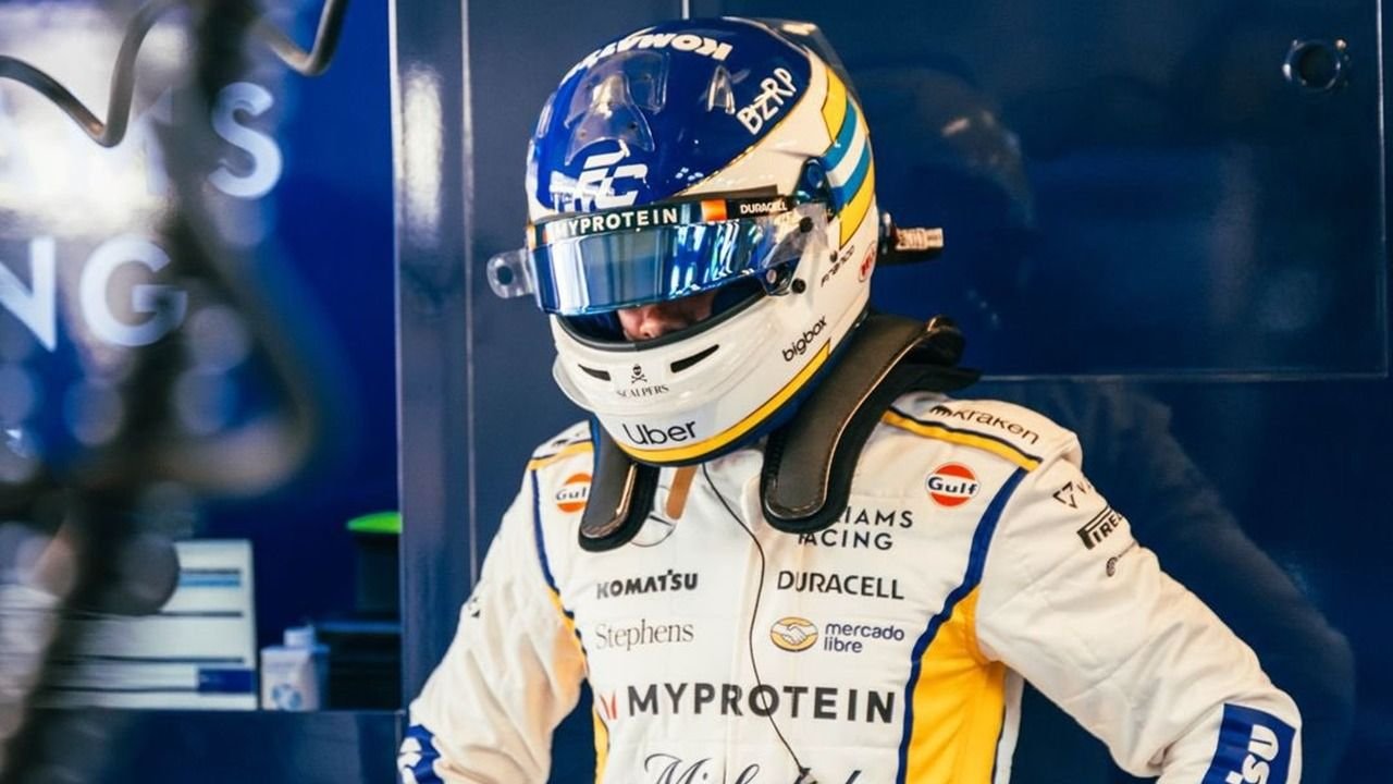 Franco Colapinto con el casco puesto en Brasil.